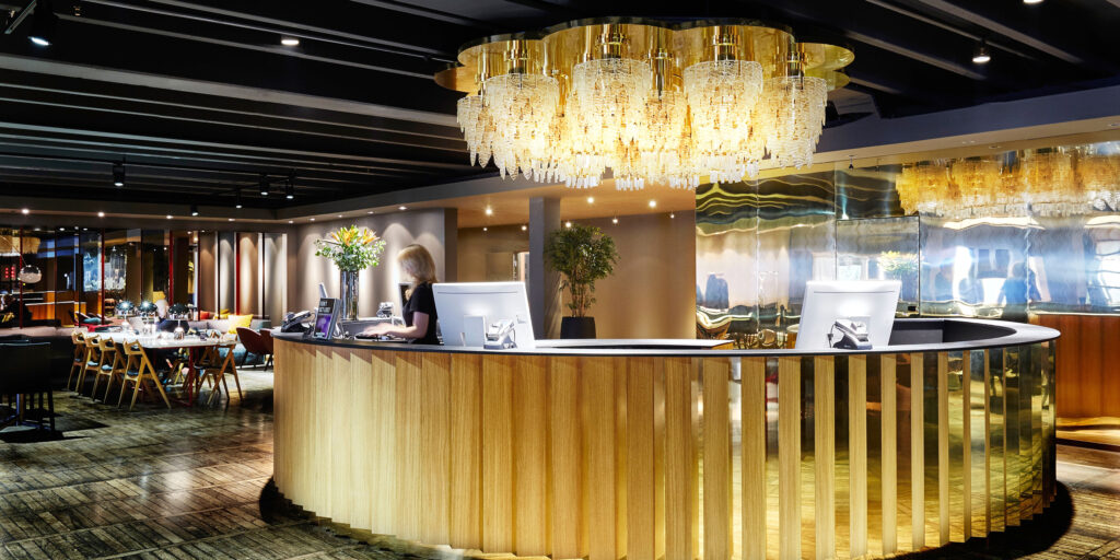Lobby-chandelier-clarion-hotel-amaranten-1